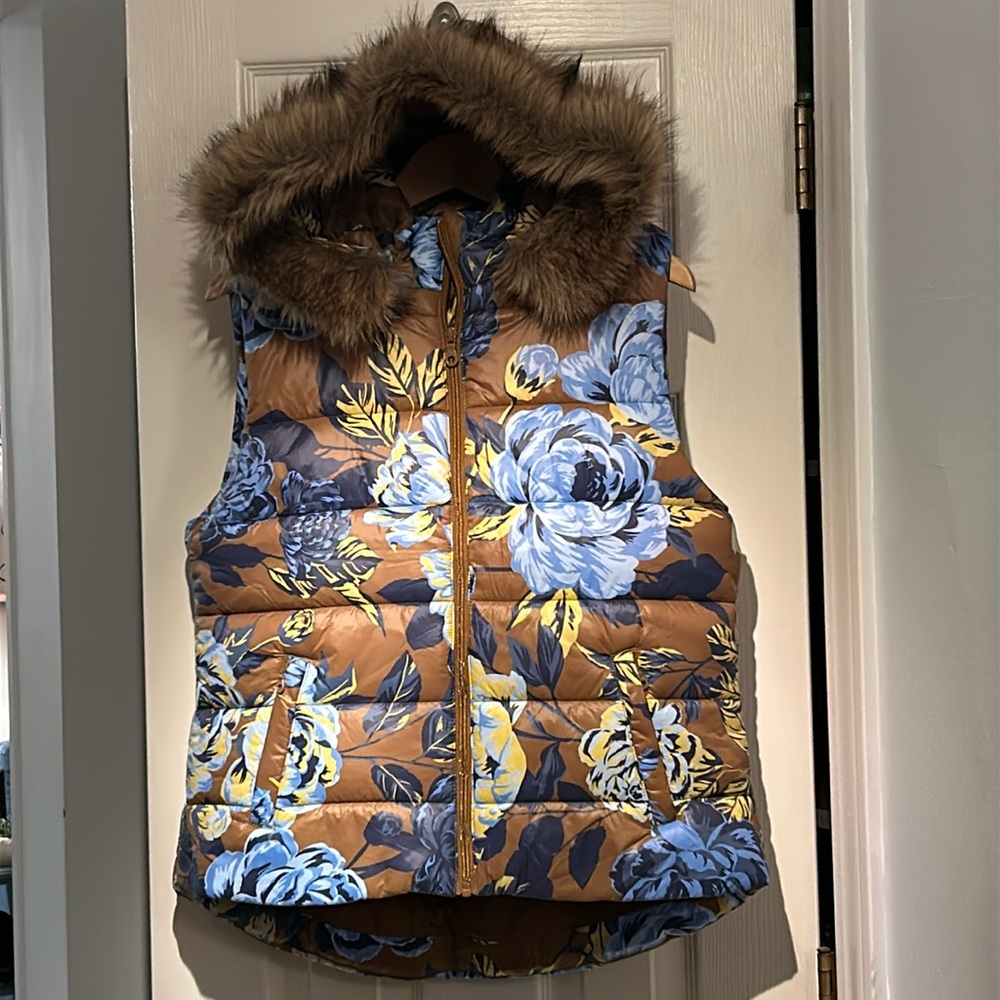Offline by Aerie Floral Puffer Vest Hoodie w Faux Fur Trim for NWOT Med